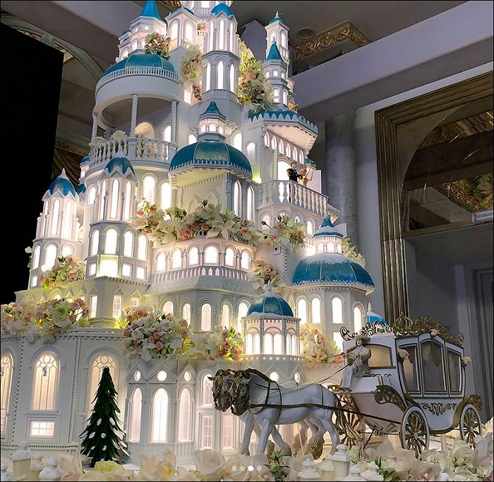На свадьбе в Казахстане гостям вывезли 4-метровый торт-замок весом в 1,5 тонны