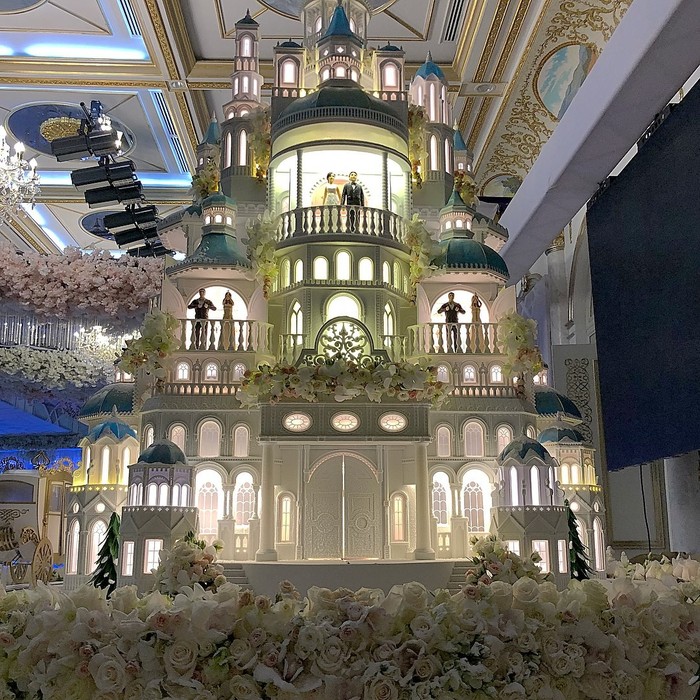 На свадьбе в Казахстане гостям вывезли 4-метровый торт-замок весом в 1,5 тонны