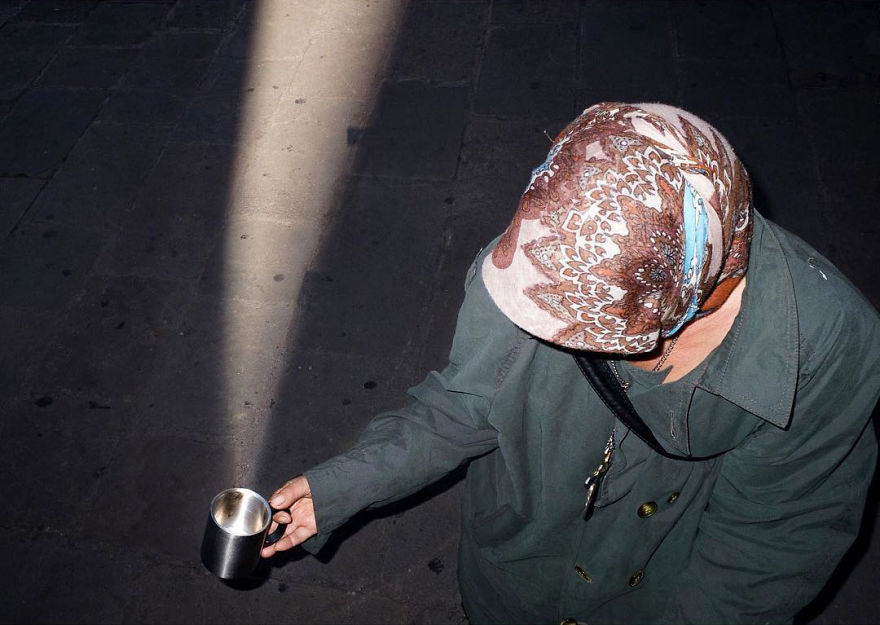 Уличный фотограф снимает случайные совпадения на улицах и это какая-то магия