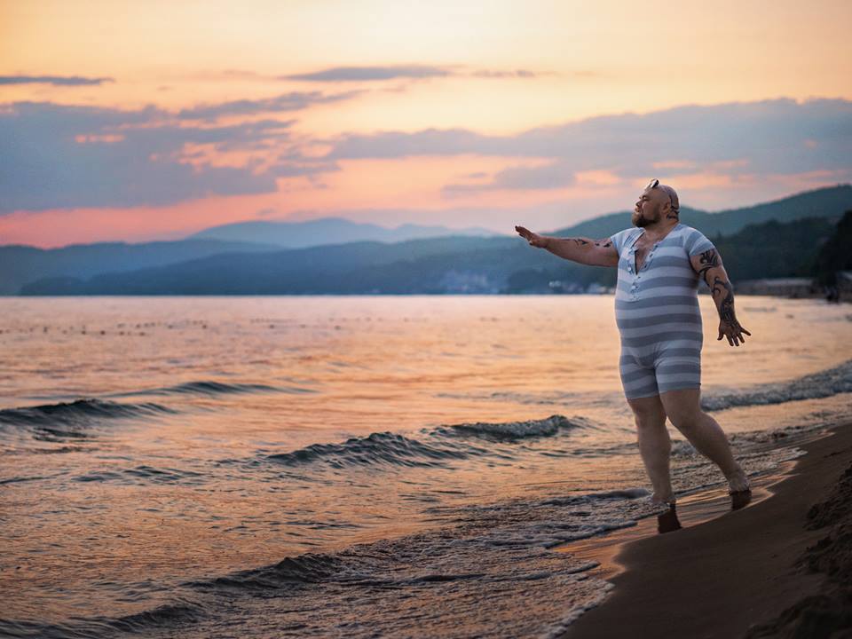 Фотограф создал забавный проект, высмеивающий типичные пляжные фото девушек