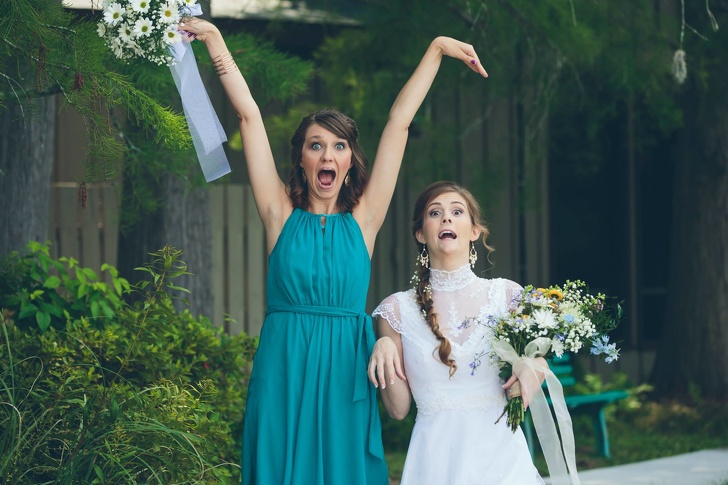 18 фотографий о том, как тяжело приходится свидетельницам и свидетелям на свадьбе