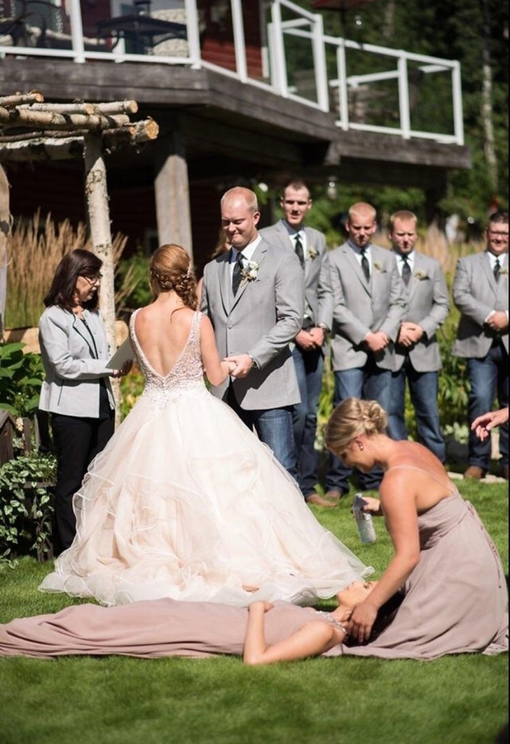 18 фотографий о том, как тяжело приходится свидетельницам и свидетелям на свадьбе