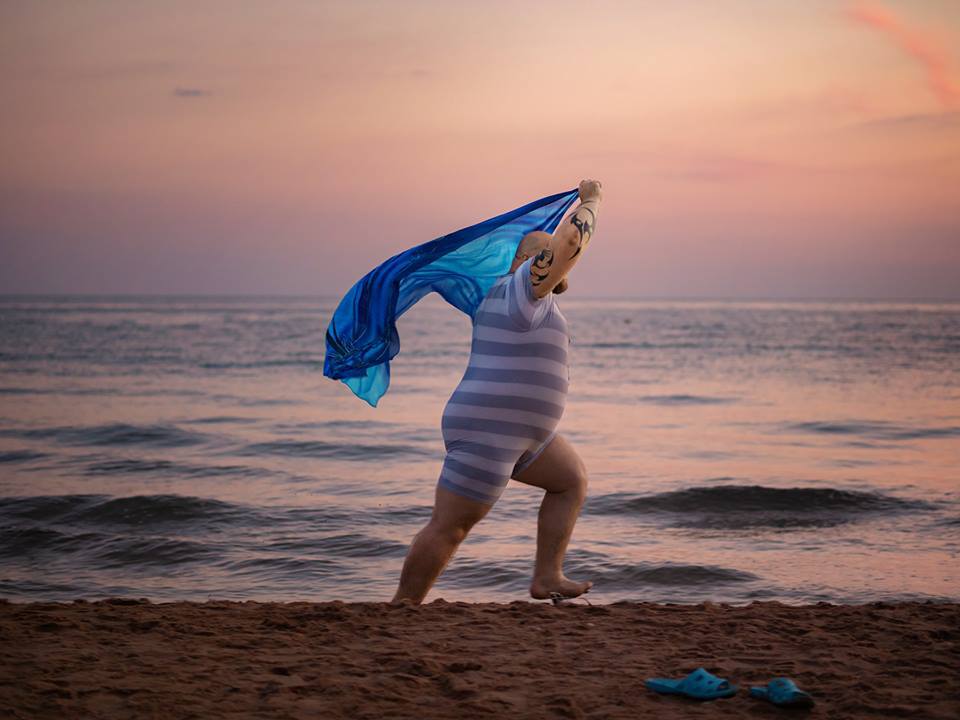 Фотограф создал забавный проект, высмеивающий типичные пляжные фото девушек