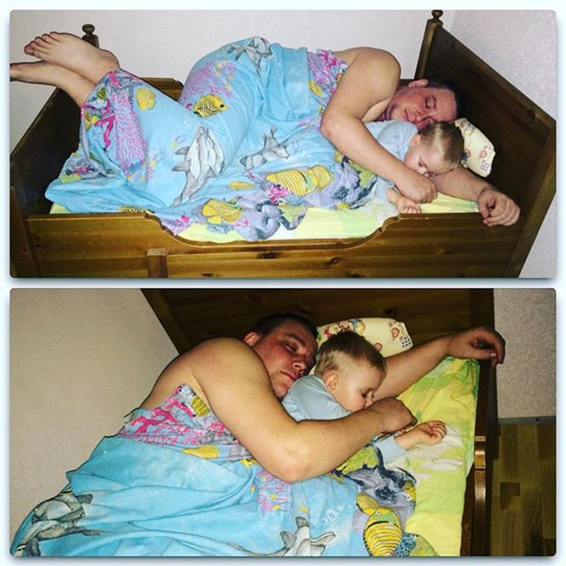 Мамы которые спят с малышами. Мама папа и ребенок спят. Папа уснул с малышом. Папа спящую дочурку