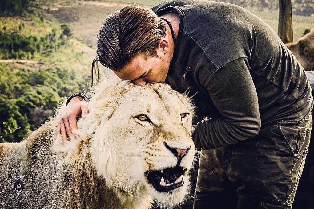 Швейцарец оставил престижную работу и уехал в Африку спасать диких животных